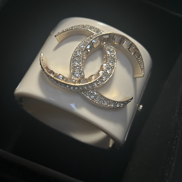 Authentic CHANEL
Resin Baguette Crystal Dubai CC Cuff Bracelet White Gold - Picture 3 of 5